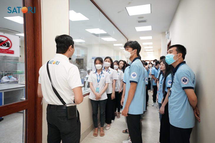 Một ngày cùng sinh viên tìm hiểu quy trình sản xuất nước tinh khiết tốt cho sức khỏe - Ảnh 2.