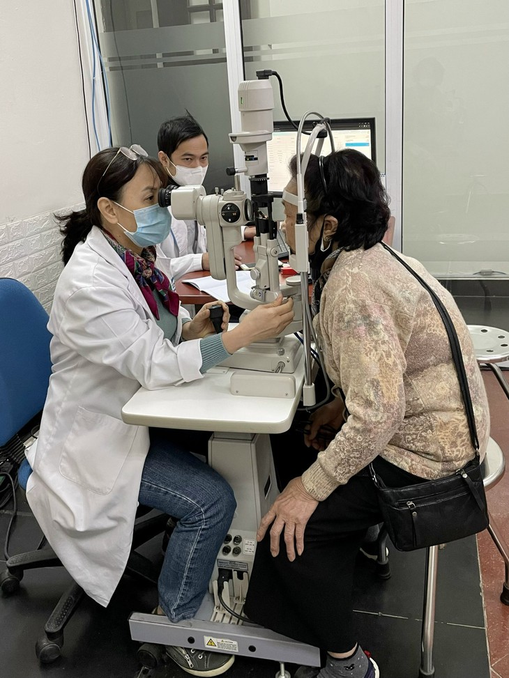 Chuyên gia Bệnh viện Mắt Hitec lý giải nguyên nhân nhìn mờ sau khi bị mắt đỏ! - Ảnh 2. Chuyên gia Bệnh viện Mắt Hitec lý giải nguyên nhân nhìn mờ sau khi bị mắt đỏ! - Ảnh 2.