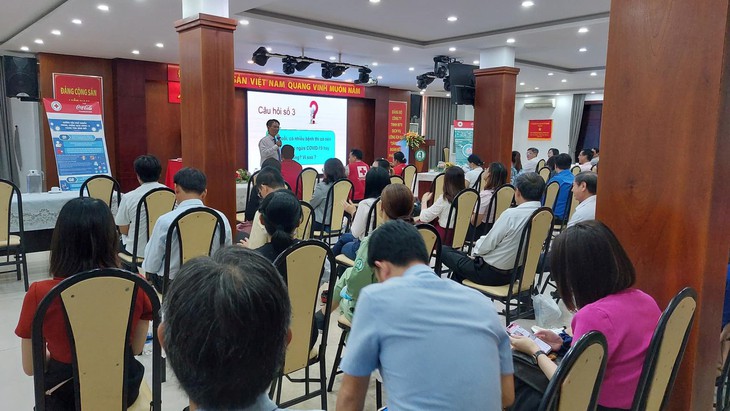 Nâng cao nhận thức của người dân và hỗ trợ trong công tác tiêm vaccine phòng COVID-19 - Ảnh 2. Nâng cao nhận thức của người dân và hỗ trợ trong công tác tiêm vaccine phòng COVID-19 - Ảnh 2.