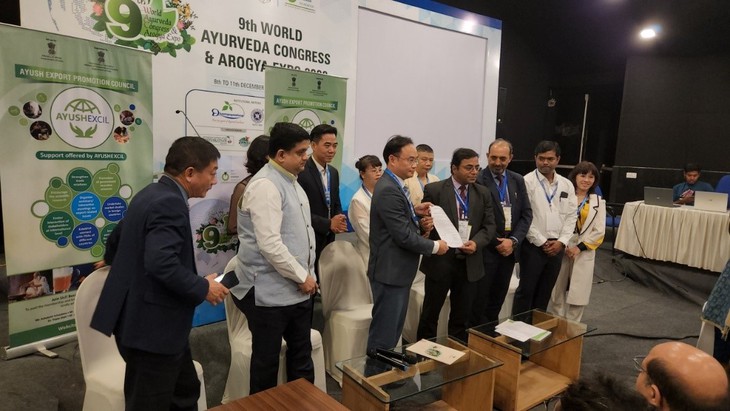 Ký kết hợp tác và giới thiệu sản phẩm y học cổ truyền của Việt Nam ra nước ngoài - Ảnh 2.