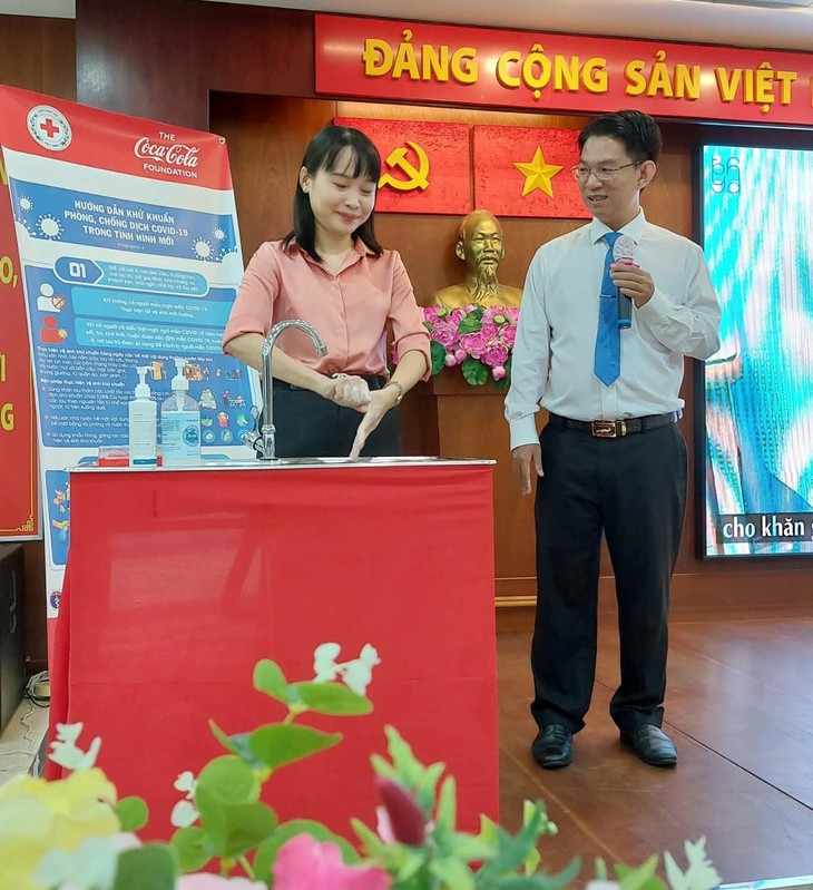 Nâng cao nhận thức của người dân và hỗ trợ trong công tác tiêm vaccine phòng COVID-19 - Ảnh 3. Nâng cao nhận thức của người dân và hỗ trợ trong công tác tiêm vaccine phòng COVID-19 - Ảnh 3.