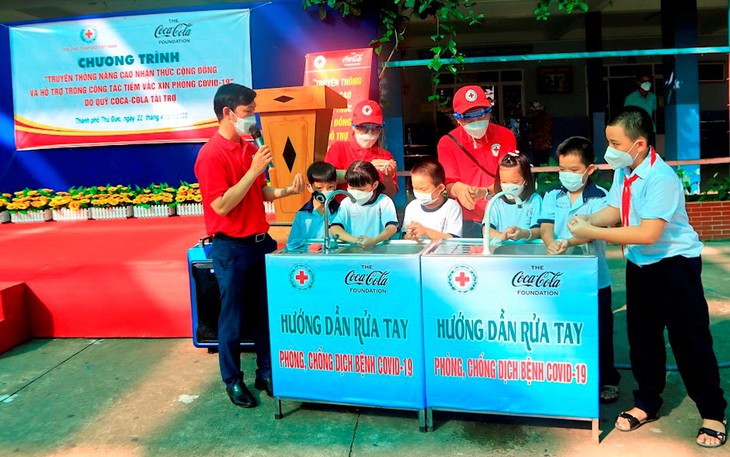 Học sinh, sinh viên được nâng cao nhận thức và hỗ trợ tiêm vaccine phòng COVID-19 - Ảnh 3. Học sinh, sinh viên được nâng cao nhận thức và hỗ trợ tiêm vaccine phòng COVID-19 - Ảnh 3.