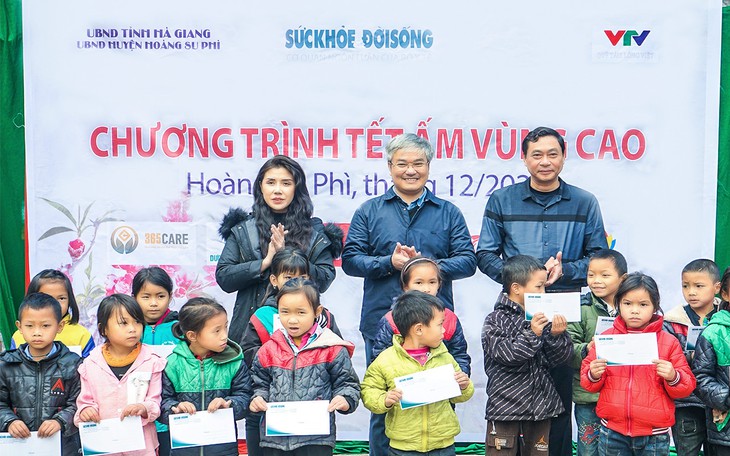 Báo SK&ĐS mang 'Tết ấm vùng cao' đến Hoàng Su Phì: Tấm lòng độc giả sưởi ấm giữa ngày lạnh buốt