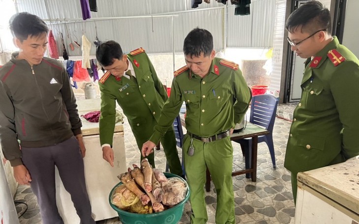 Phát hiện 415kg chân bò, đuôi bò... hôi thối chuẩn bị đưa đi tiêu thụ