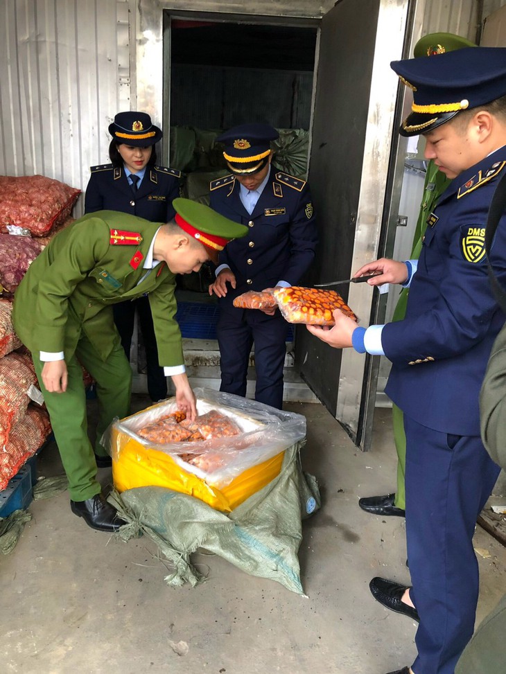 Tạm giữ 7 tấn tràng trứng gà không rõ nguồn gốc  - Ảnh 3.