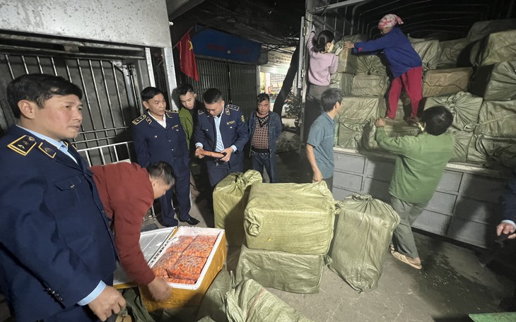 Tạm giữ 7 tấn tràng trứng gà non đổi màu thâm đen