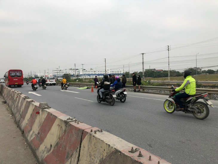 Hai thanh niên đi xe máy tử vong trên quốc lộ 1A - Ảnh 1.