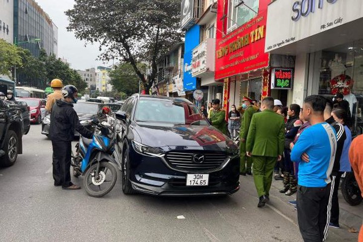 Làm rõ việc tài xế ép đầu ô tô khác, rút súng đe doạ gây náo loạn tuyến phố - Ảnh 2. Làm rõ việc tài xế ép đầu ô tô khác, rút súng đe doạ gây náo loạn tuyến phố - Ảnh 2.