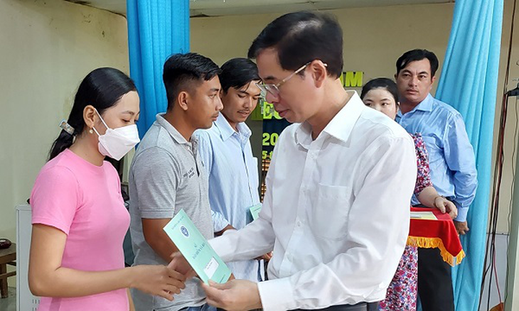 Phó Tổng Giám đốc Đào Việt Ánh trao tặng sổ BHXH, thẻ BHYT cho người dân khó khăn ở Trà Vinh, Sóc Trăng
- Ảnh 1. Phó Tổng Giám đốc Đào Việt Ánh trao tặng sổ BHXH, thẻ BHYT cho người dân khó khăn ở Trà Vinh, Sóc Trăng
- Ảnh 1.