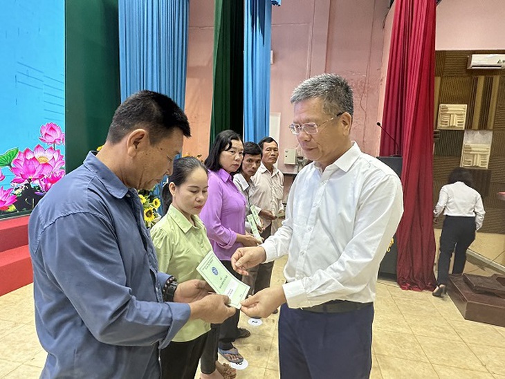 Tết ấm lòng của người dân nghèo nhờ những cuốn sổ BHXH, chiếc thẻ BHYT
- Ảnh 1. Tết ấm lòng của người dân nghèo nhờ những cuốn sổ BHXH, chiếc thẻ BHYT
- Ảnh 1.