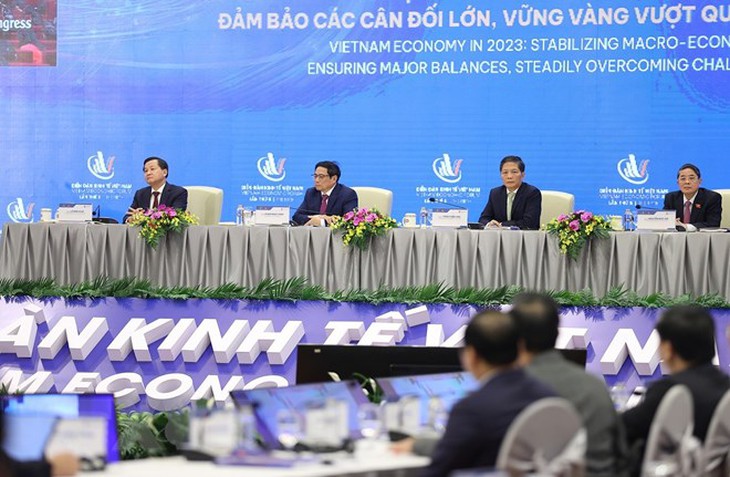 Khai mạc phiên toàn thể Diễn đàn Kinh tế Việt Nam lần thứ 5 - Ảnh 4. Khai mạc phiên toàn thể Diễn đàn Kinh tế Việt Nam lần thứ 5 - Ảnh 4.