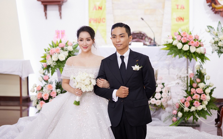 Đám cưới tại nhà thờ của Khánh Thi - Phan Hiển: Cô dâu bật khóc nói điều khiến ai cũng xót xa