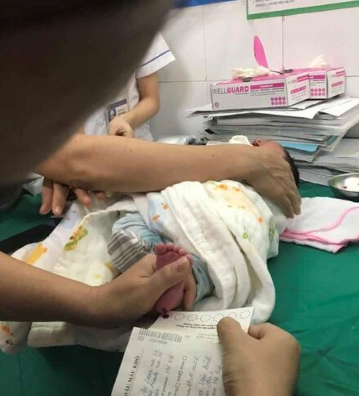 Sàng lọc sơ sinh để phát hiện, điều trị bệnh lý di truyền cho trẻ - Ảnh 1.
