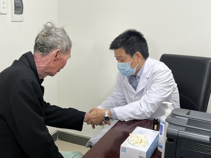 Mắc căn bệnh 'ngứa phát điên', cụ ông bong tróc đỏ da toàn thân - Ảnh 2. Mắc căn bệnh 'ngứa phát điên', cụ ông bong tróc đỏ da toàn thân - Ảnh 2.