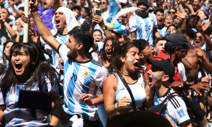 Người dân Argentina bùng nổ sau chiến thắng ấn tượng của đội nhà - Ảnh 4.