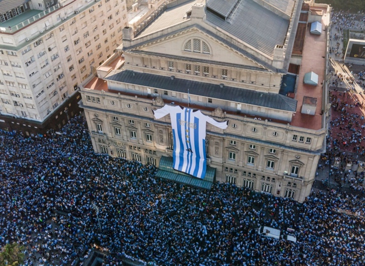 Biển người đổ xuống đường ăn mừng Argentina vô địch World Cup 2022 - Ảnh 1.