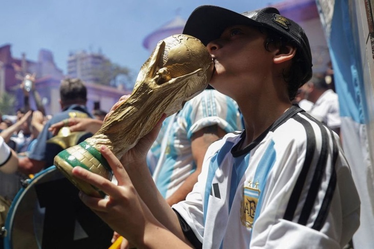 Người dân Argentina bùng nổ sau chiến thắng ấn tượng của đội nhà - Ảnh 10.