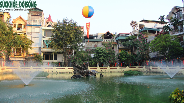 Pháo đài bay B-52 'phơi xác' giữa lòng Hà Nội  - Ảnh 1.