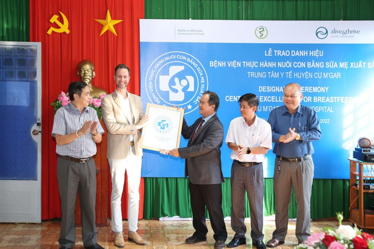 Trung tâm Y tế tuyến huyện đạt danh hiệu "Bệnh viện thực hành nuôi con bằng sữa mẹ xuất sắc" - Ảnh 1. Trung tâm Y tế tuyến huyện đạt danh hiệu "Bệnh viện thực hành nuôi con bằng sữa mẹ xuất sắc" - Ảnh 1.