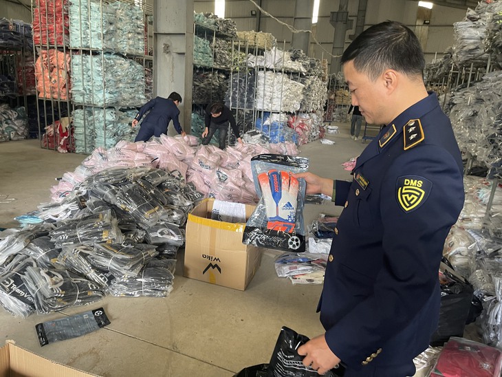 "Ăn" theo World Cup, kinh doanh gần 30.000 bộ thể thao giả mạo nhãn hiệu - Ảnh 3. "Ăn" theo World Cup, kinh doanh gần 30.000 bộ thể thao giả mạo nhãn hiệu - Ảnh 3.