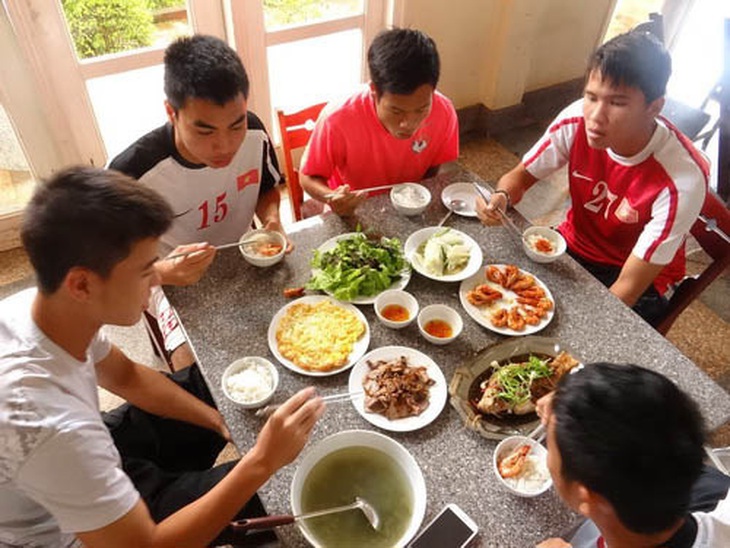 Trước và sau thi đấu, cầu thủ bóng đá thường ăn những món ăn gì để phục hồi thể lực? - Ảnh 4.