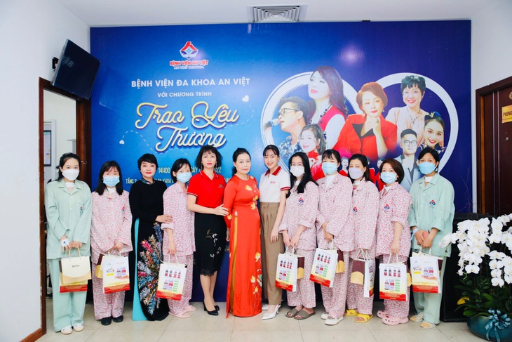 Nghệ sĩ Trà My, NSND Thái Bảo “Trao yêu thương” đến bệnh nhân tại Bệnh viện An Việt - Ảnh 9.