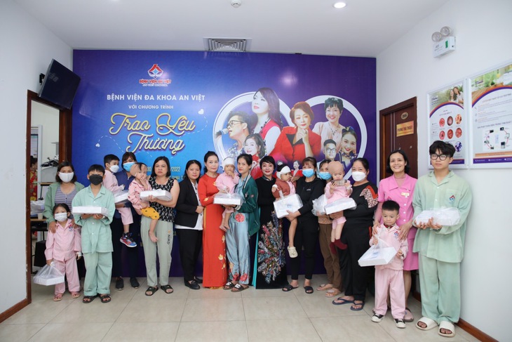 Nghệ sĩ Trà My, NSND Thái Bảo “Trao yêu thương” đến bệnh nhân tại Bệnh viện An Việt - Ảnh 10.