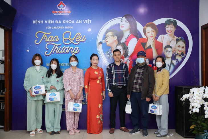 Nghệ sĩ Trà My, NSND Thái Bảo “Trao yêu thương” đến bệnh nhân tại Bệnh viện An Việt - Ảnh 12.