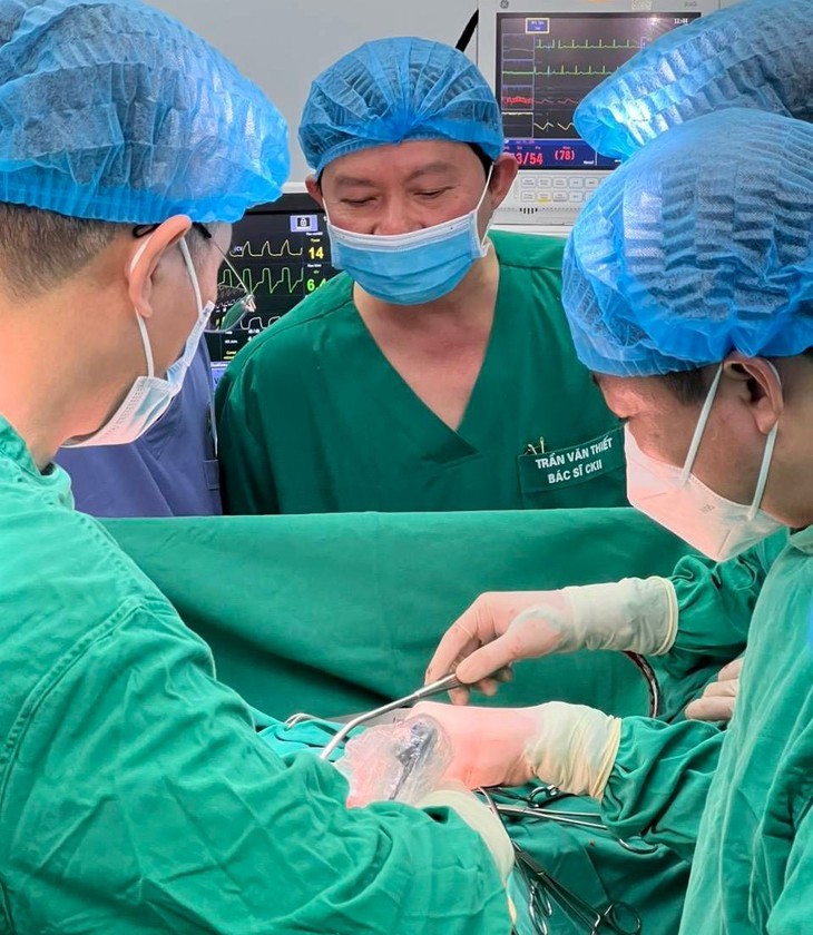 Lần đầu tiên các bác sĩ Bệnh viện Ung bướu Thanh Hóa thực hiện thành công kỹ thuật cắt gan - Ảnh 1.