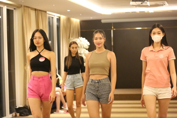 Soi nhan sắc mộc của thí sinh Hoa hậu Việt Nam trước thềm chung kết  - Ảnh 6.