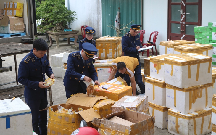 Bắt giữ hơn 6 tấn thịt gà Đông Tảo, giò heo rút xương, dồi sụn đã bốc mùi hôi thối 