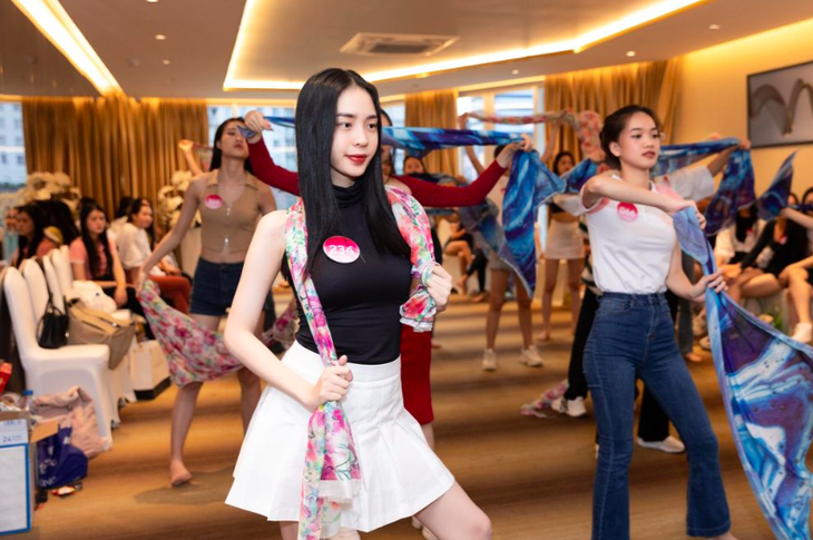 Soi nhan sắc mộc của thí sinh Hoa hậu Việt Nam trước thềm chung kết  - Ảnh 5.