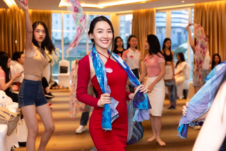 Soi nhan sắc mộc của thí sinh Hoa hậu Việt Nam trước thềm chung kết  - Ảnh 4.