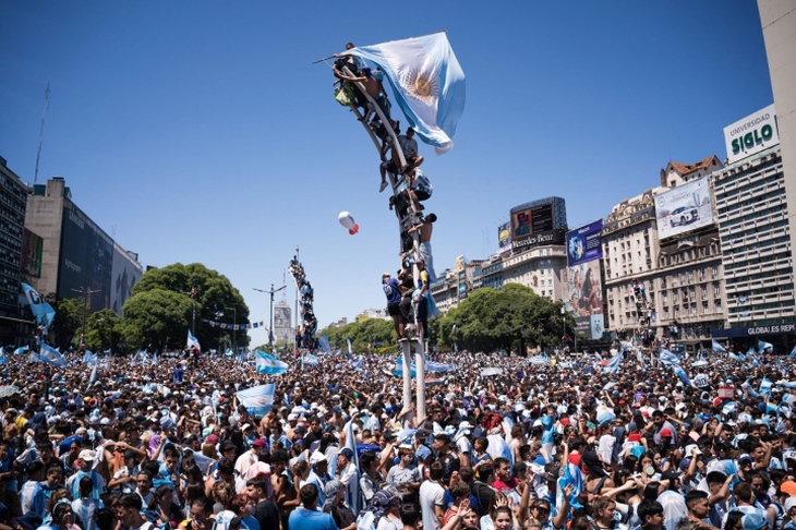 Cổ động viên quá "cuồng nhiệt", tuyển Argentina phải bỏ dỡ diều hành - Ảnh 8.