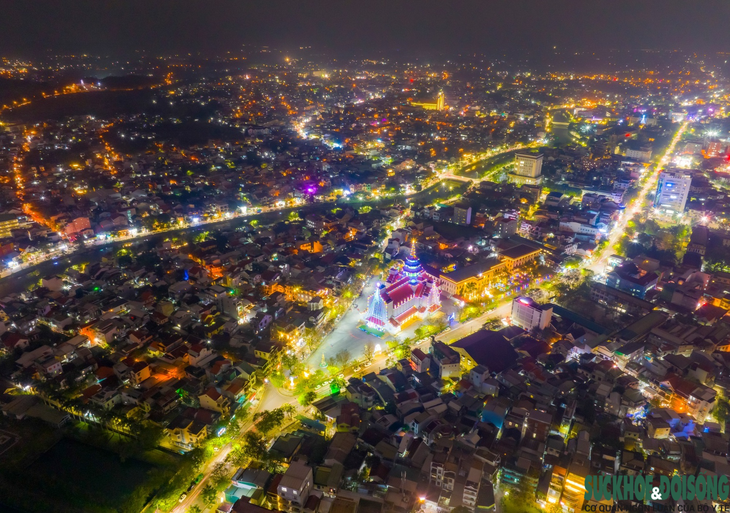 Các nhà thờ lớn ở Huế rực rỡ sắc màu chào đón Giáng sinh - Ảnh 1. Các nhà thờ lớn ở Huế rực rỡ sắc màu chào đón Giáng sinh - Ảnh 1.
