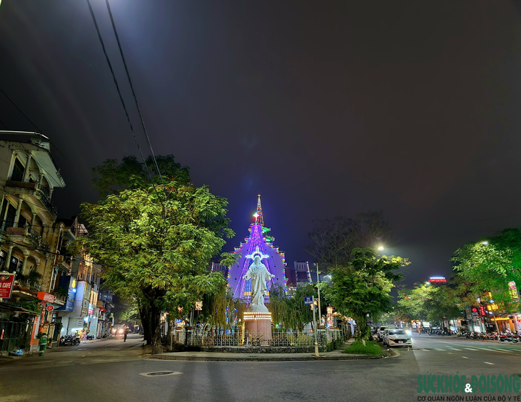Các nhà thờ lớn ở Huế rực rỡ sắc màu chào đón Giáng sinh - Ảnh 6. Các nhà thờ lớn ở Huế rực rỡ sắc màu chào đón Giáng sinh - Ảnh 6.