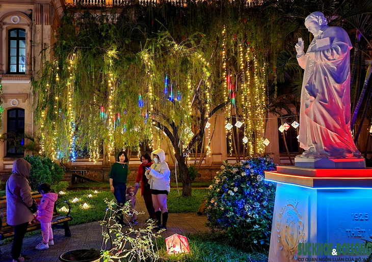Các nhà thờ lớn ở Huế rực rỡ sắc màu chào đón Giáng sinh - Ảnh 11. Các nhà thờ lớn ở Huế rực rỡ sắc màu chào đón Giáng sinh - Ảnh 11.