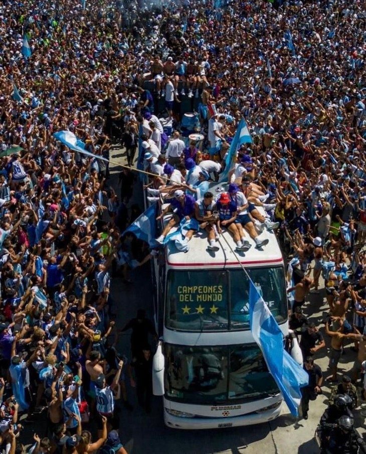 Cổ động viên quá "cuồng nhiệt", tuyển Argentina phải bỏ dỡ diều hành - Ảnh 6.