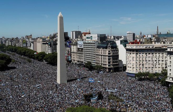 Cổ động viên quá "cuồng nhiệt", tuyển Argentina phải bỏ dỡ diều hành - Ảnh 1.