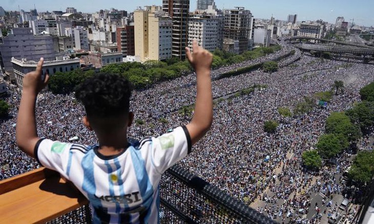 Cổ động viên quá "cuồng nhiệt", tuyển Argentina phải bỏ dỡ diều hành - Ảnh 4.