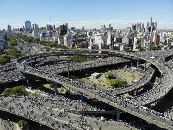 Cổ động viên quá "cuồng nhiệt", tuyển Argentina phải bỏ dỡ diều hành - Ảnh 2.