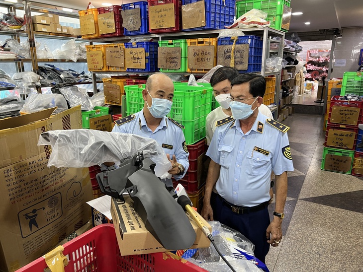 Quản lý thị trường kiểm tra Chợ bán phụ tùng xe máy lớn nhất phía Nam - Ảnh 2. Quản lý thị trường kiểm tra Chợ bán phụ tùng xe máy lớn nhất phía Nam - Ảnh 2.