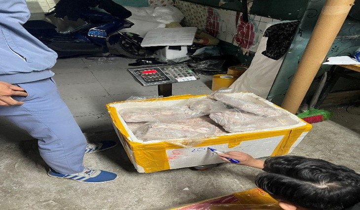 Kịp thời ngăn chặn hàng trăm kg thực phẩm bốc mùi hôi thối bán vào các nhà hàng - Ảnh 2. Kịp thời ngăn chặn hàng trăm kg thực phẩm bốc mùi hôi thối bán vào các nhà hàng - Ảnh 2.