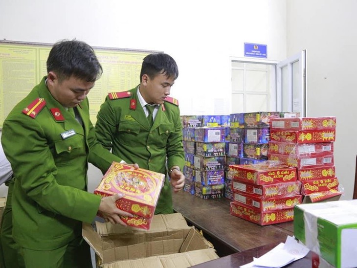 Hà Tĩnh: Khởi tố đối tượng buôn bán, tàng trữ hàng cấm - Ảnh 1.