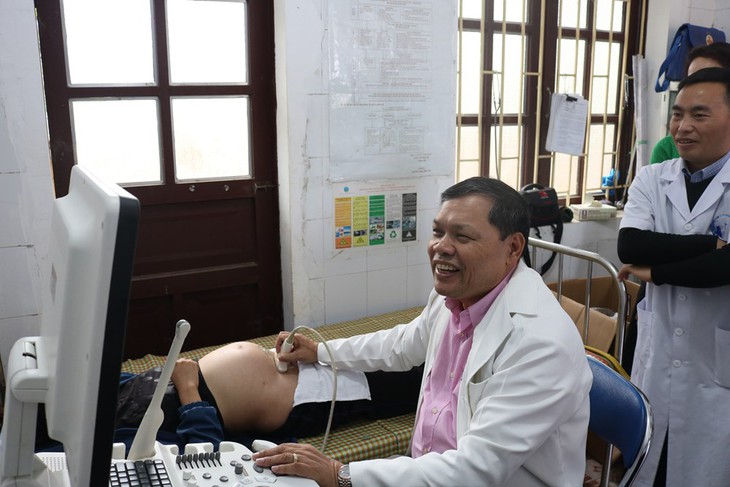 Khám bệnh, cấp thuốc miễn phí, tặng quà cho người dân xã vùng sâu Ma Thì Hồ, Điện Biên - Ảnh 1.