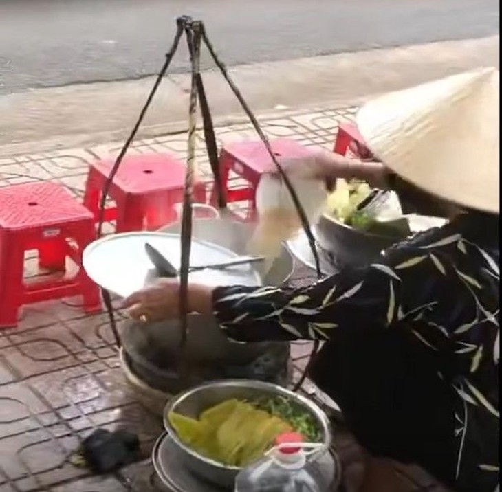 Người bán hàng rong nghi đổ đồ ăn thừa vào nồi để bán tiếp bỏ chạy khi thấy lực lượng kiểm tra   - Ảnh 1.