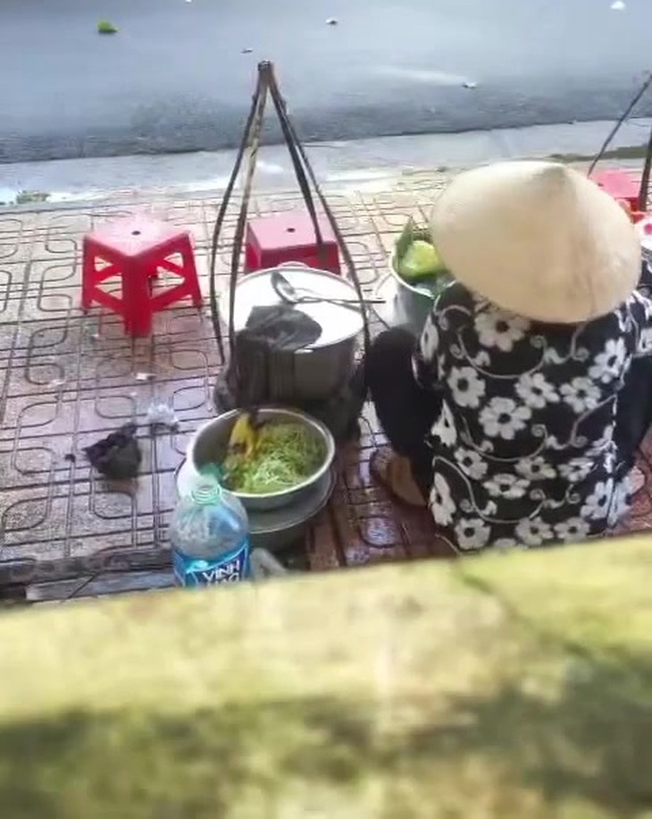 Người bán hàng rong nghi đổ đồ ăn thừa vào nồi để bán tiếp bỏ chạy khi thấy lực lượng kiểm tra   - Ảnh 3.