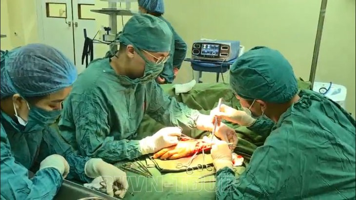 Phẫu thuật thành công khối dị dạng mạch máu gây biến dạng cổ tay - Ảnh 1. Phẫu thuật thành công khối dị dạng mạch máu gây biến dạng cổ tay - Ảnh 1.