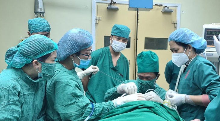 Hơn 1 giờ gắp pin cúc áo trong phế quản bệnh nhi 6 tuổi - Ảnh 1.
