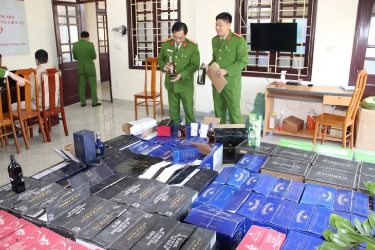 Giấu 900 chai rượu ngoại lậu trong thùng trái cây vận chuyển ra miền Bắc để tiêu thụ - Ảnh 3. Giấu 900 chai rượu ngoại lậu trong thùng trái cây vận chuyển ra miền Bắc để tiêu thụ - Ảnh 3.